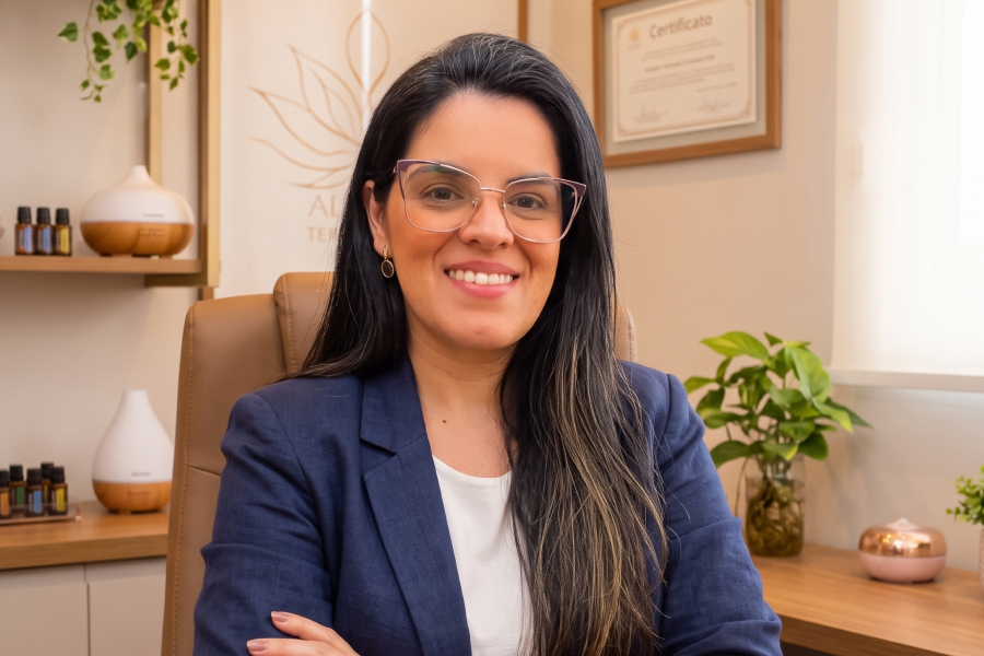 Anali Mara de Oliveira Lima em seu espaço de atendimento